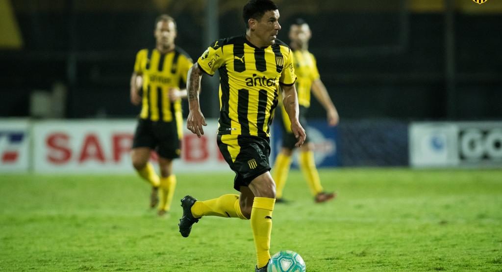 Este jugador es Maxi Pereira